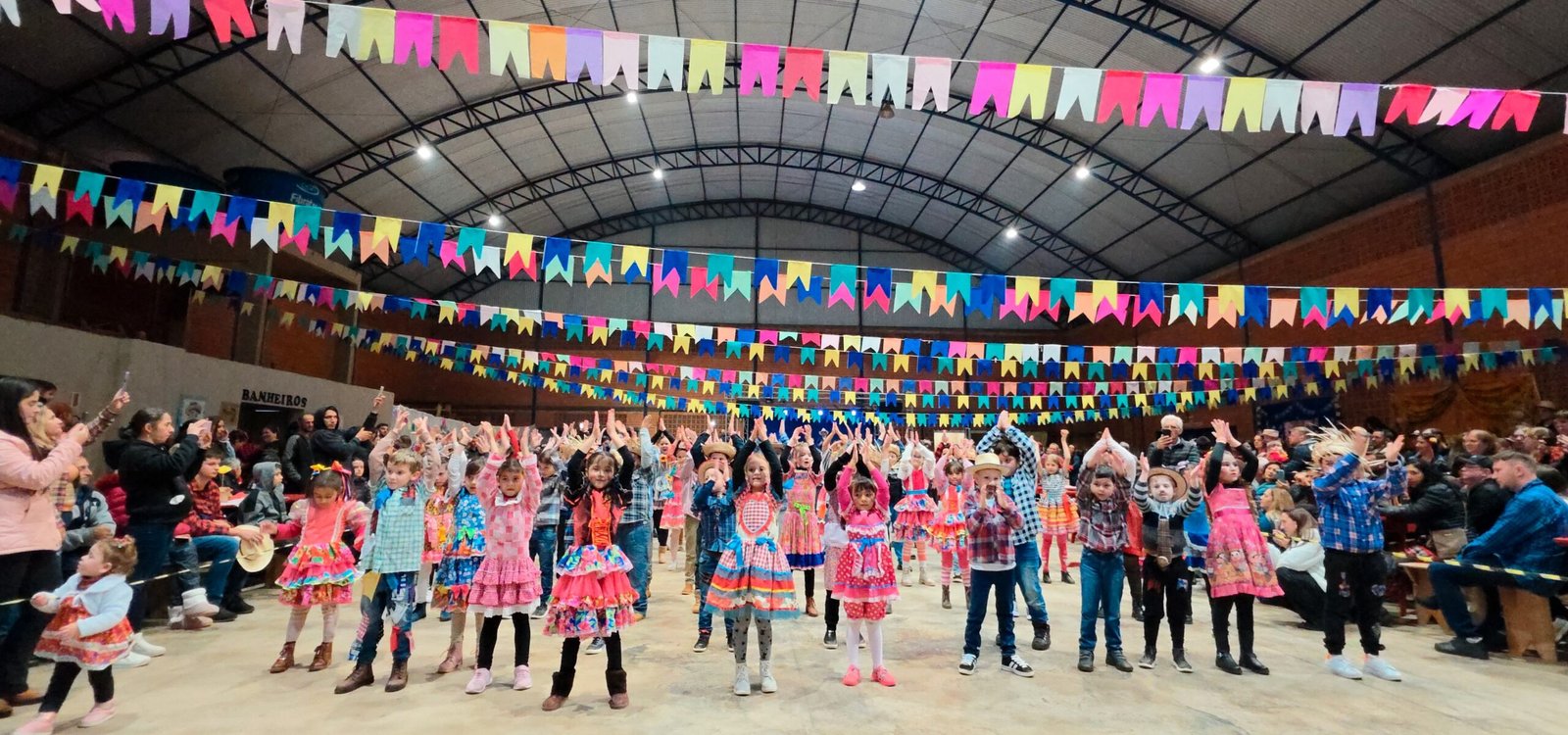 GRANDE PÚBLICO PRESTIGIA FESTA JUNINA PROMOVIDA PELAS ESCOLAS DE FLOR DO SERTÃO.