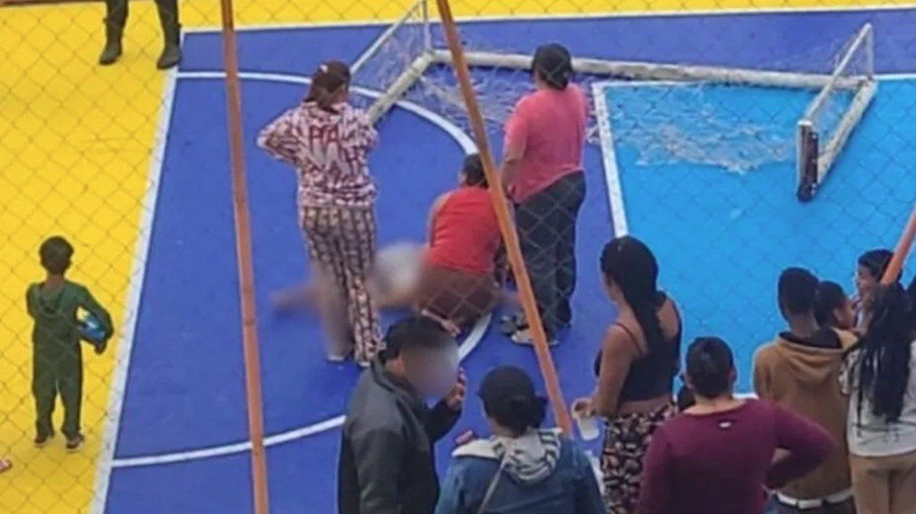 Menino é atingido na cabeça por trave em quadra esportiva e vai para UTI em SC