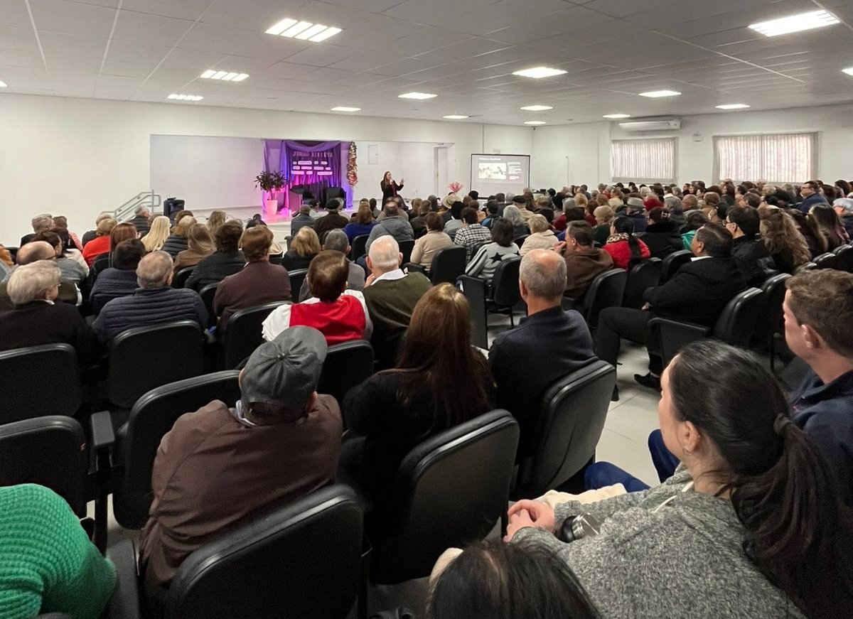 Encontro Junho Violeta aborda diversos aspectos referentes a pessoa idosa