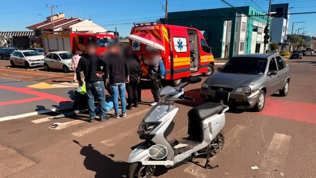 Jovem de 18 anos fica ferida em colisão entre carro e bicicleta elétrica em São Miguel do Oeste