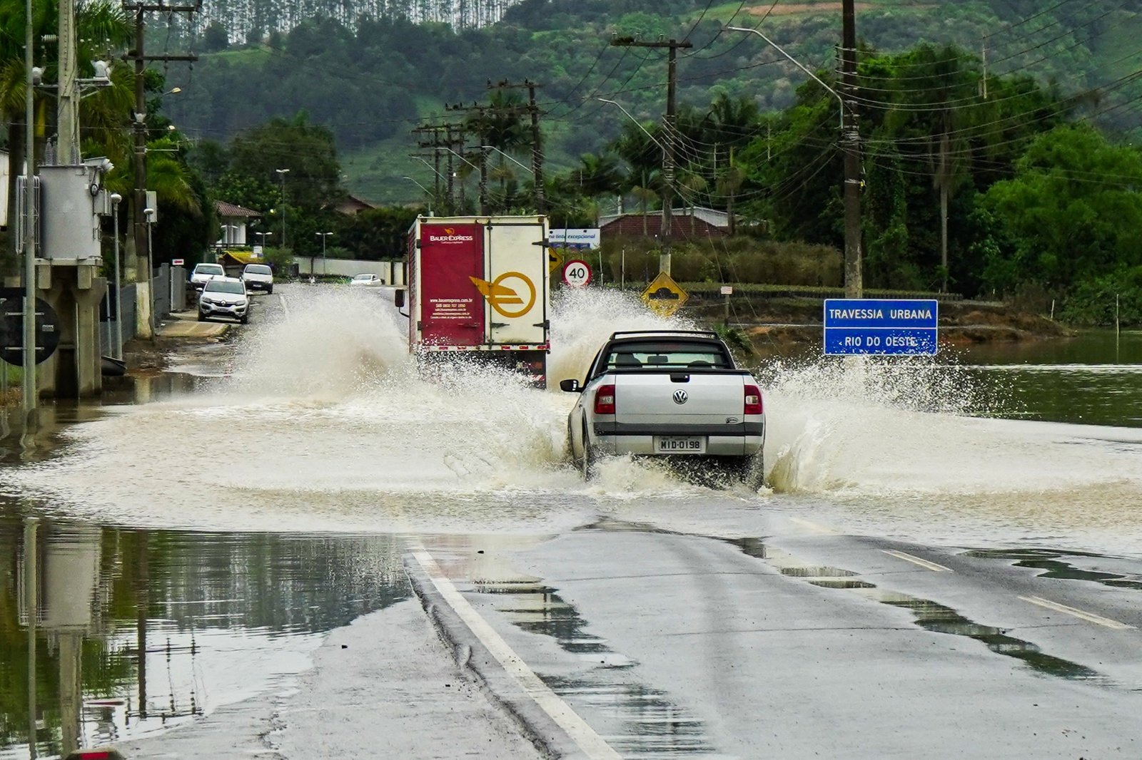 Chuva deve ganhar força em SC neste domingo, com risco de alagamentos e enxurradas pontuais, alerta Defesa Civil