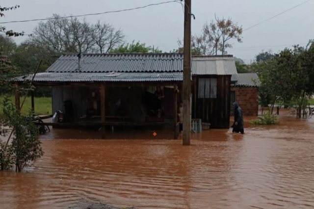 Chuva provoca alagamentos e suspensão de aulas em cidades do norte e do noroeste do RS