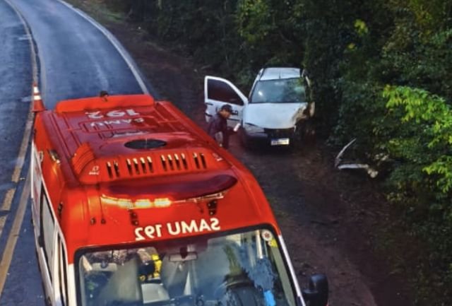 Colisão frontal entre dois carros deixa feridos na SC-161 em Romelândia