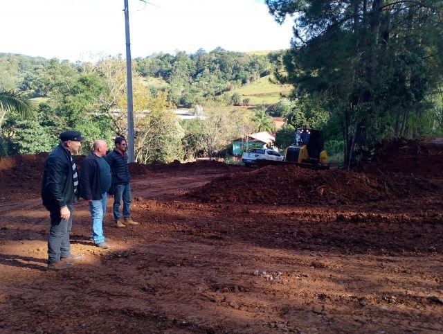 Secretaria de Agricultura de Guaraciaba efetua melhorias em acessos e pátios de propriedades rurais