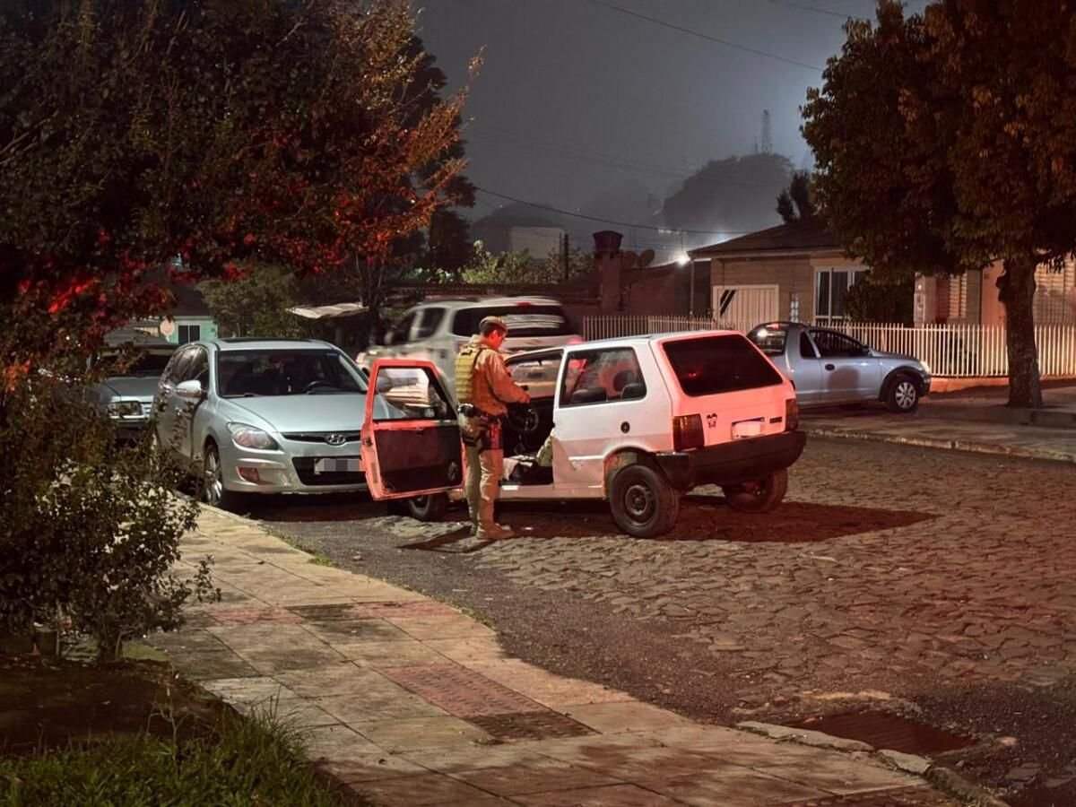 Homem é preso uma hora após fugir da PM e abandonar carro com suspeita de droga em São Miguel do Oeste