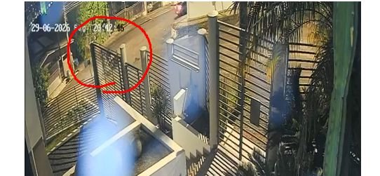 Homem é agredido por três pessoas no Centro de Maravilha; câmeras registram a ação