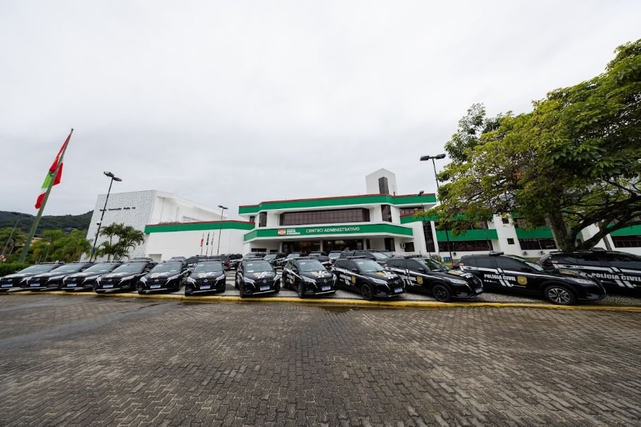 Governo de SC entrega 65 viaturas para a Polícia Civil e cria nova delegacia especializada
