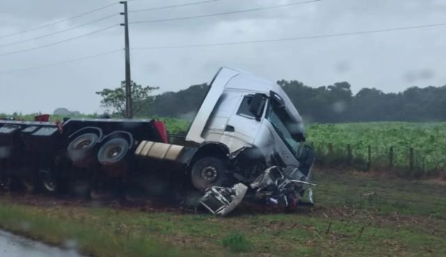 Cinco pessoas morrem em grave acidente entre carro e carreta na BR-470