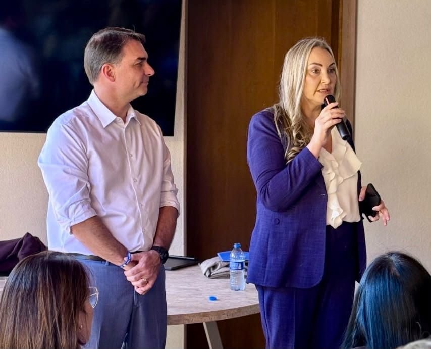 Daniela Reinehr participa de encontro do PL com Flávio Bolsonaro em Brasília