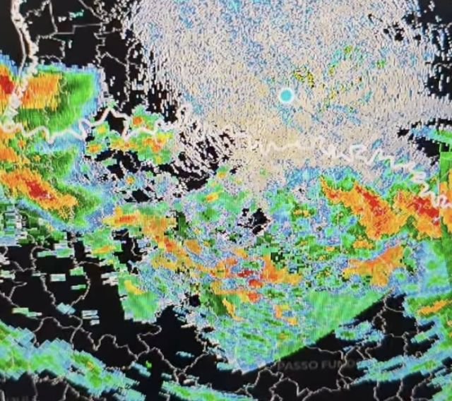 Supercélulas ‘extremamente explosivas’ trazem tempestades e risco de novos tornados no Sul