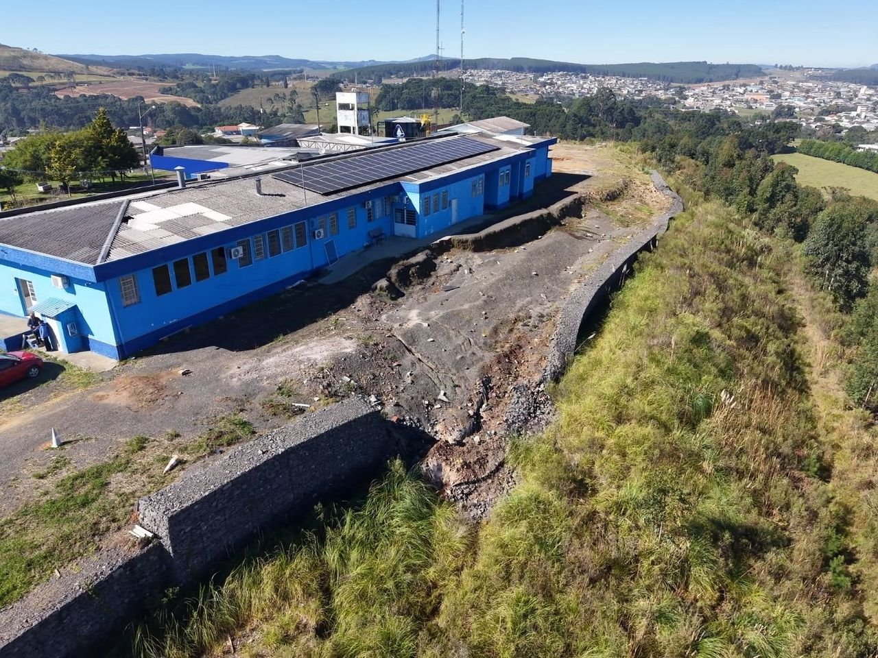 Hospital no topo de morro é interditado por 'risco concreto a pacientes' após movimentações graves no solo em SC