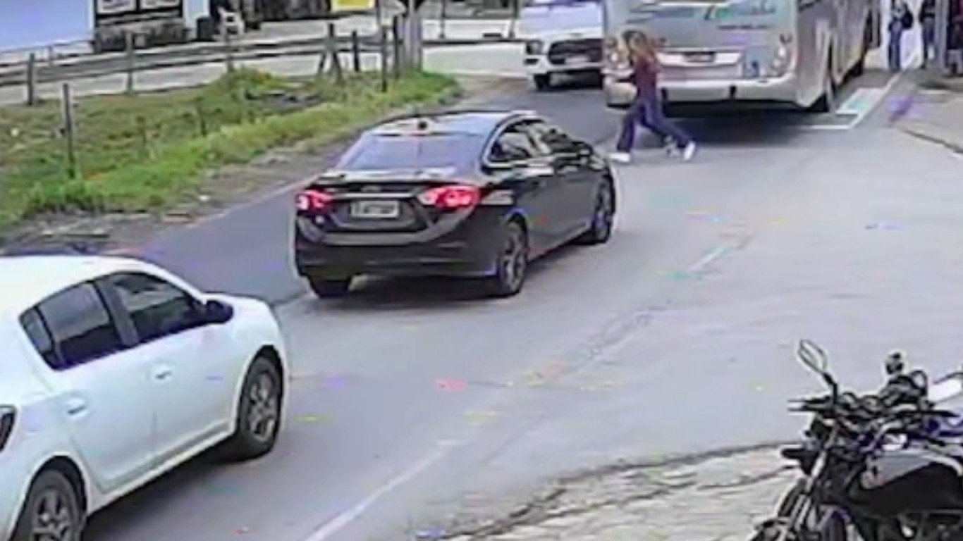Estudantes de 12 anos são atropeladas por caminhão ao atravessar rodovia na frente de escola em SC; VÍDEO