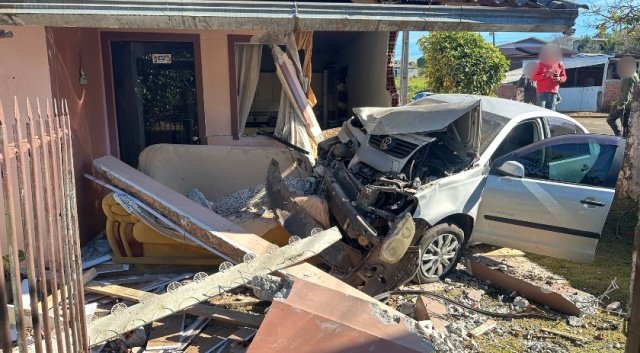 Carro invade residência após suposta falha nos freios em Dionísio Cerqueira