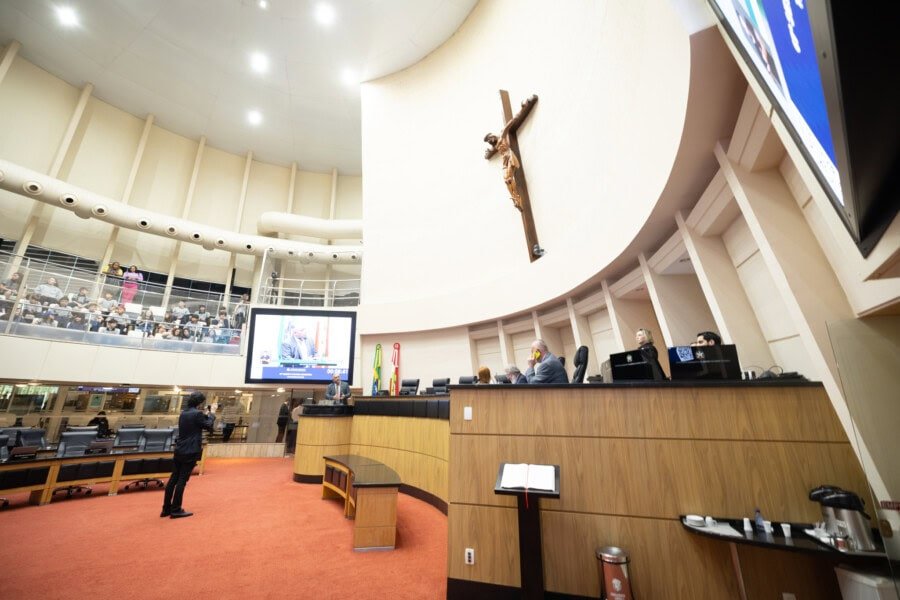 Deputados debatem cortes federais, qualificação profissional e políticas públicas na tribuna da Alesc - Santa Catarina em Pauta