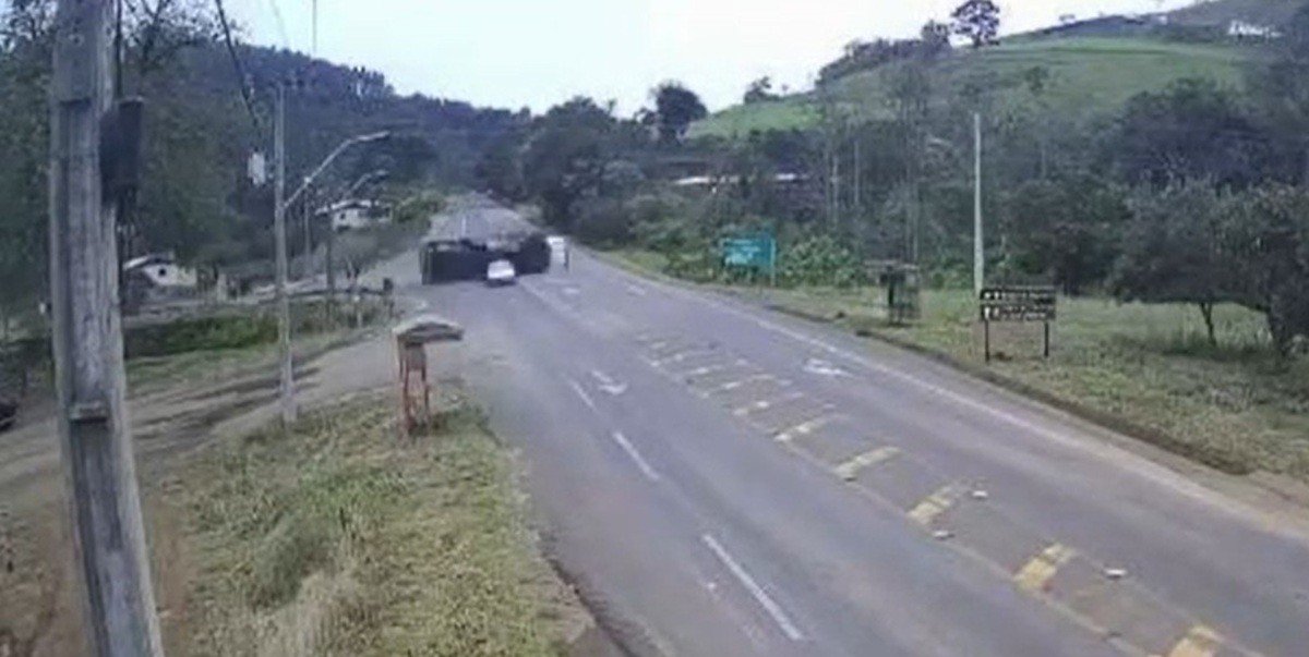 VÍDEO: Carro escapa 'de raspão' de ser atingido por caminhão que tombou e matou motorista em SC