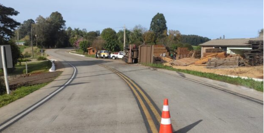 Caminhoneiro fica ferido após tombamento na SC-160 em Serra Alta