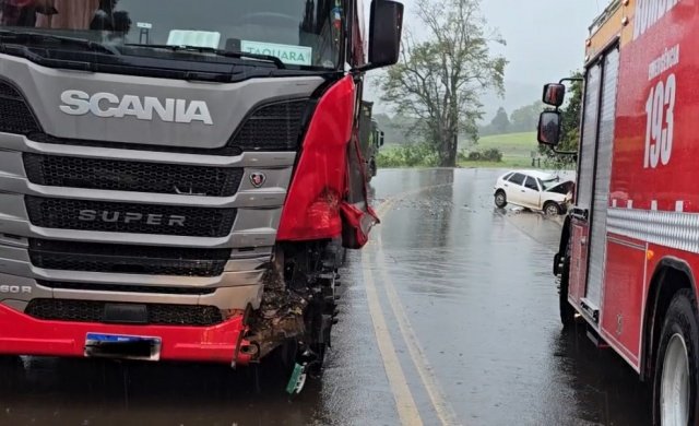Motorista fica gravemente ferido após colisão frontal entre carro e carreta na Serra de Saltinho