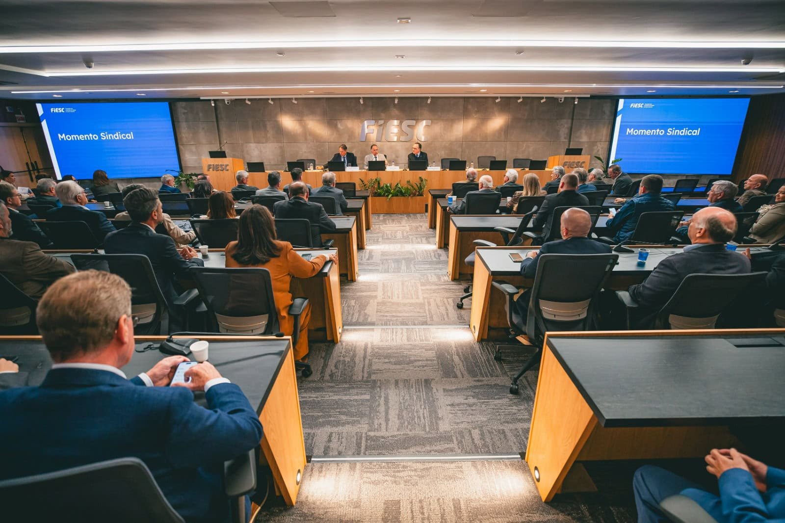 FIESC reforça diálogo com sindicatos sobre competitividade da indústria