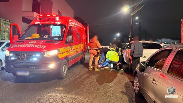 Mulher sofre queda de motocicleta, tenta buscar socorro e acaba colidindo contra carro em São Miguel do Oeste