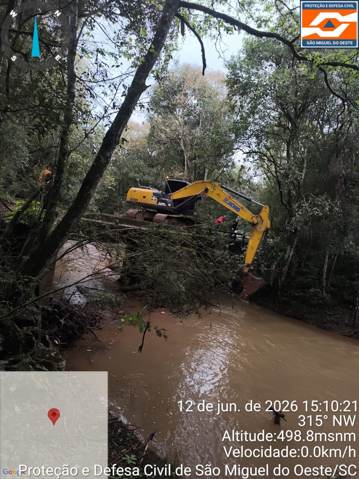 Defesa Civil de São Miguel do Oeste realiza limpeza e desobstrução de rio para prevenir alagamentos