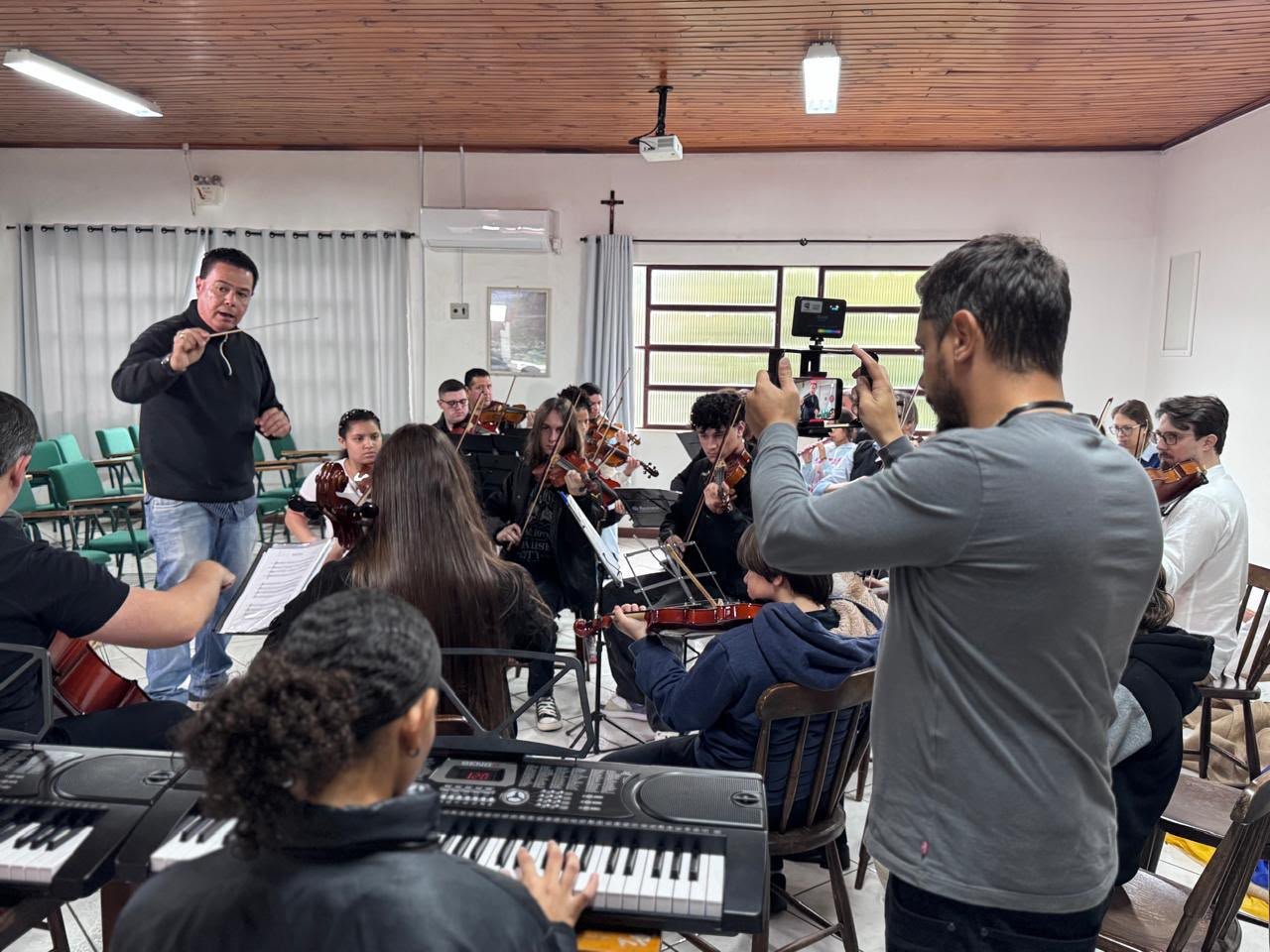 Alunos das Oficinas de Cultura de São Miguel do Oeste participam de gravação especial para a Rede Globo