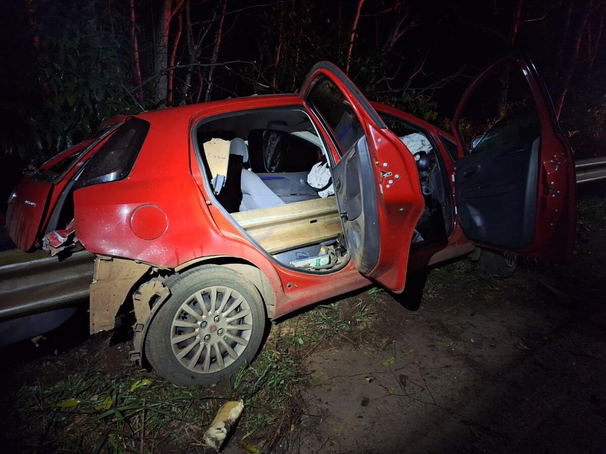 Motorista sai ilesa após guard rail atravessar veículo, em Mondaí