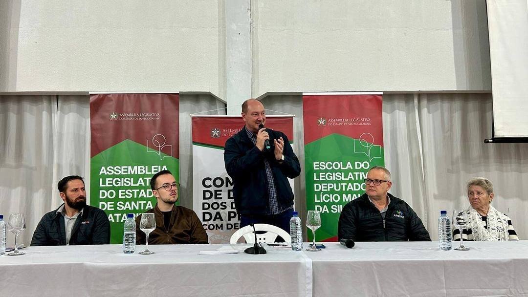 Mauro De Nadal destaca suas leis em seminário sobre o autismo
