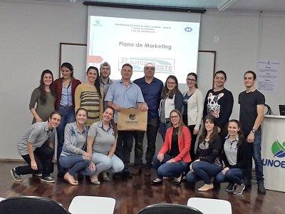 Acadêmicos de Administração apresentam plano de marketing a supermercado