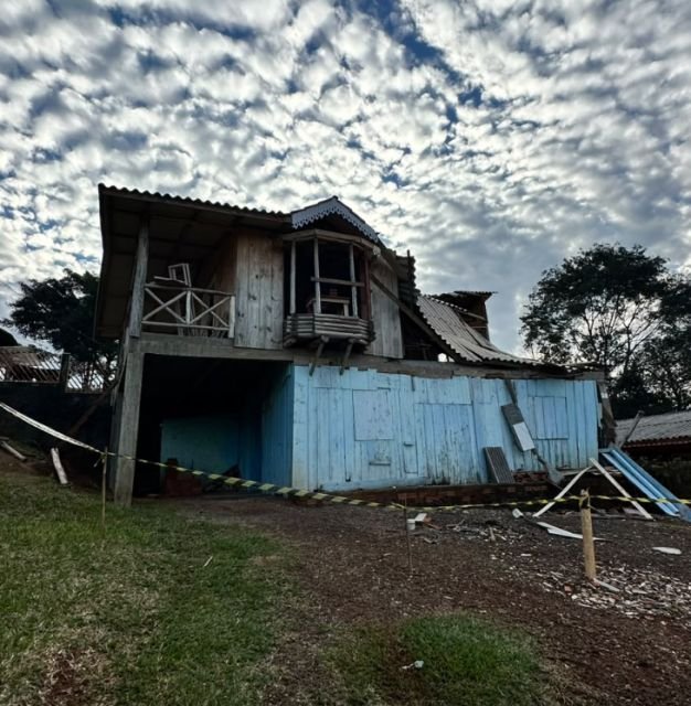 Desabamento parcial de edificação mobiliza bombeiros e SAMU em Dionísio Cerqueira