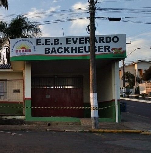Escola Everardo Backheuser celebra 80 anos com almoço comunitário
