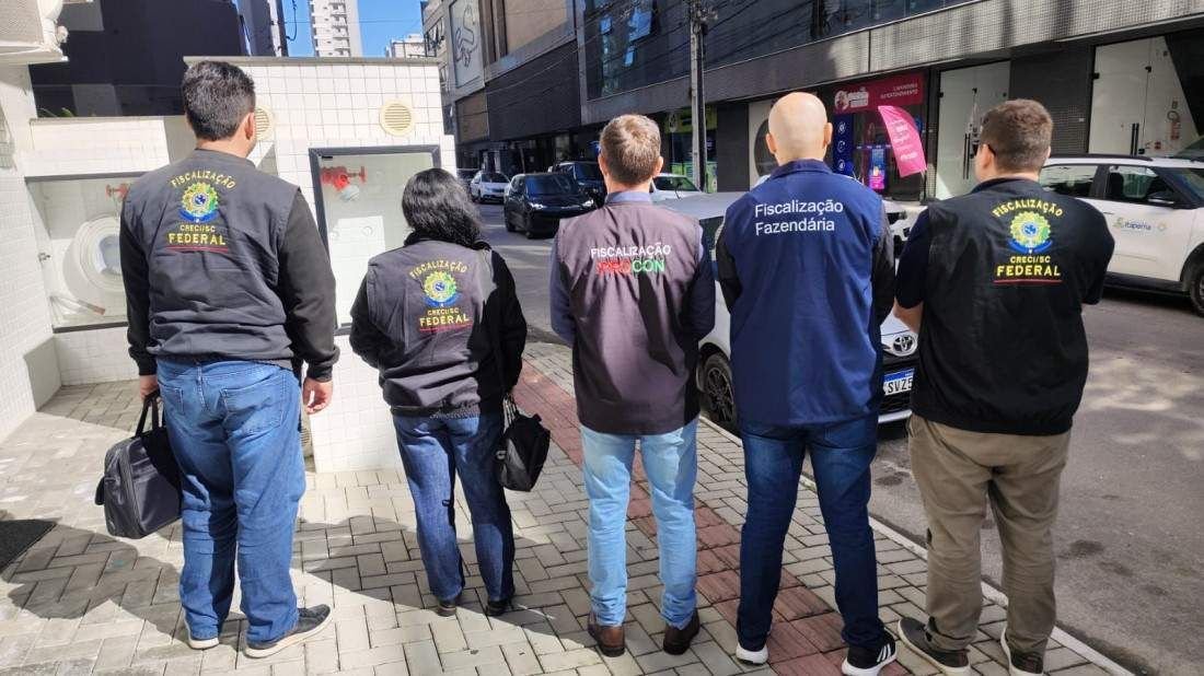 Operação reúne CRECI-SC, Procons municipais e Fisco para combater clandestinos no mercado imobiliário em Porto Belo e Itapema
