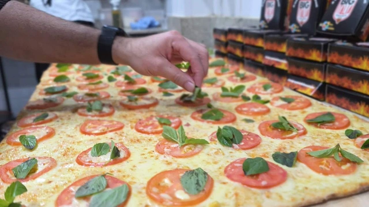 Balneário Camboriú prepara pizza de 162 metros e tenta bater dois recordes nacionais