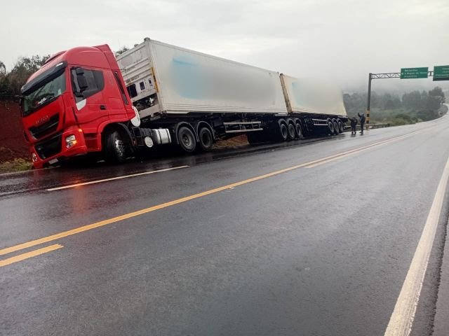 Carreta sai da pista na BR-158, próximo ao entroncamento com a BR-282, em Maravilha