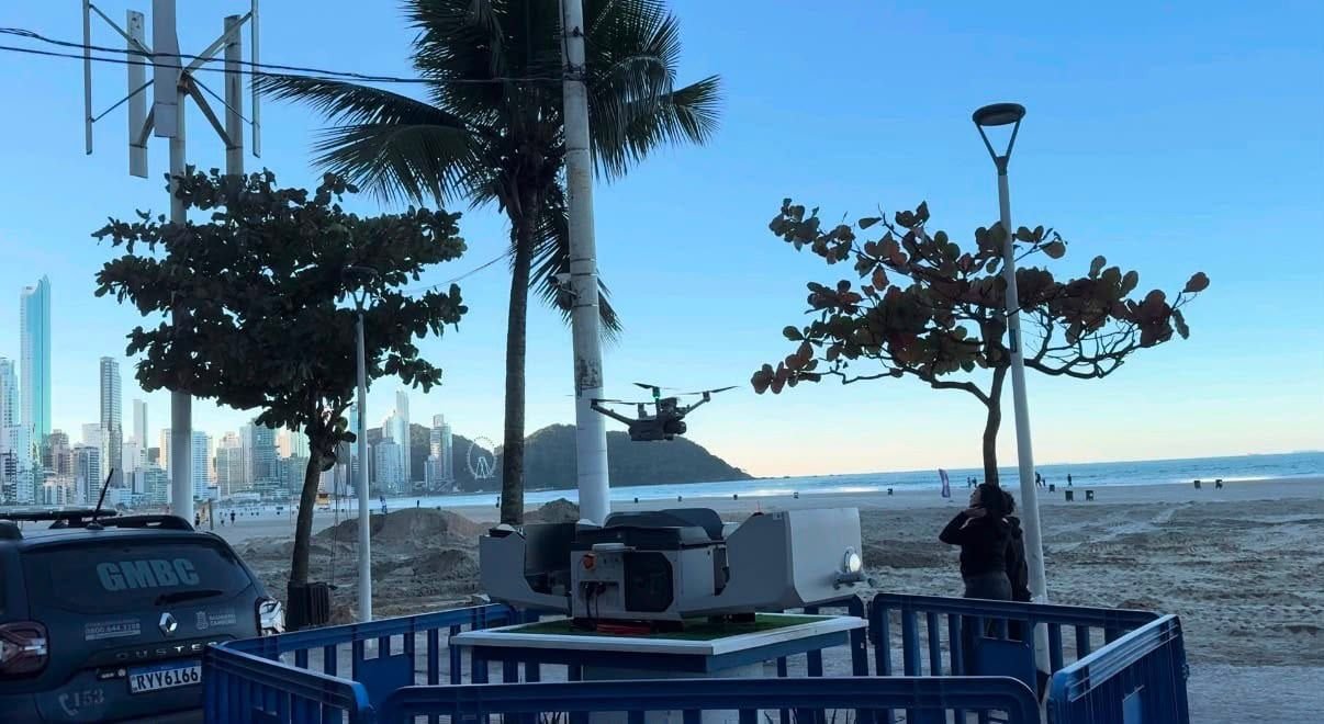 Balneário Camboriú testa drone automatizado com inteligência artificial para reforçar segurança pública