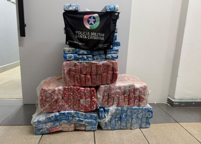 PMRv apreende quase 100 quilos de maconha após perseguição na SC-155; motorista abandona carro e foge para mata