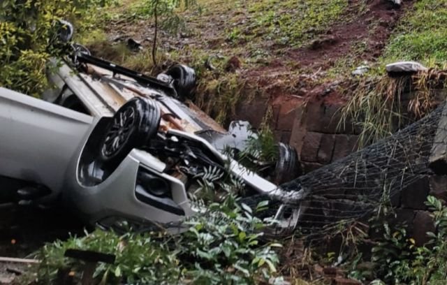 Carro de aplicativo capota após sair da pista e cair em barranco em Chapecó