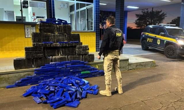 PRF apreende 300 kg de maconha e recupera carro roubado no Oeste de SC