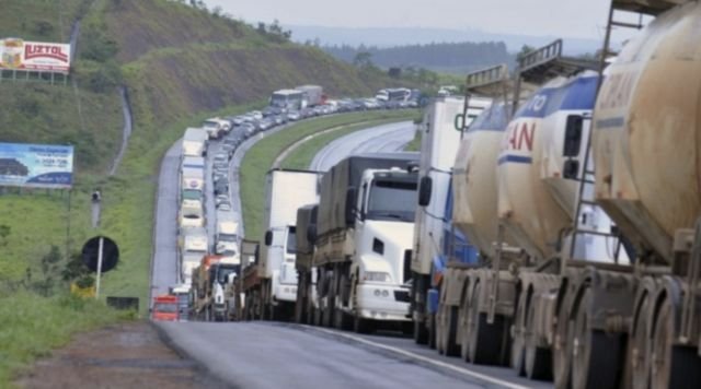 Senado aprova novas regras para frete e retira proposta de piso salarial de R$ 5 mil para caminhoneiros