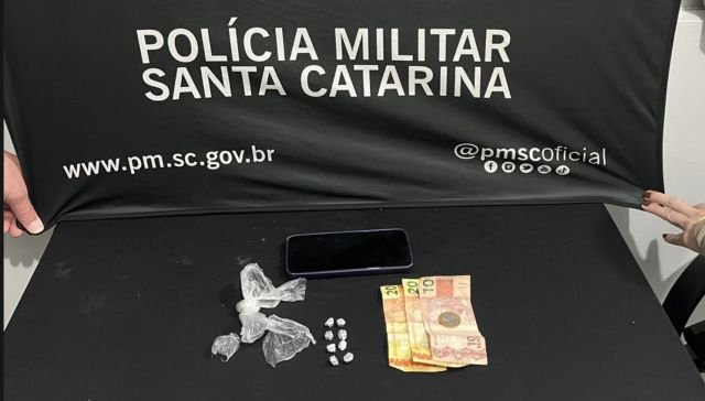 Mulher é presa por tráfico de drogas durante atendimento de Perturbação em São Miguel do Oeste