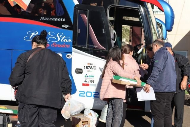 VÍDEO: vítimas de grave acidente com ônibus no Oeste de SC iniciam viagem de retorno para casa