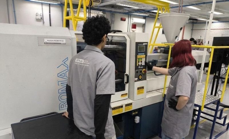 Curso técnico em plástico do SENAI Joinville registra alta empregabilidade