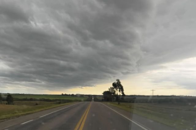 Vendavais e temporais deixam cidades com danos e famílias desalojadas no RS
