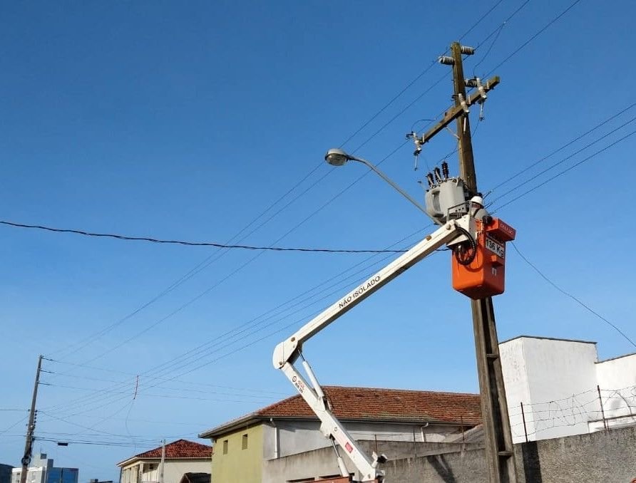 Ventos fortes provocam falta de energia em bairros de São Miguel do Oeste