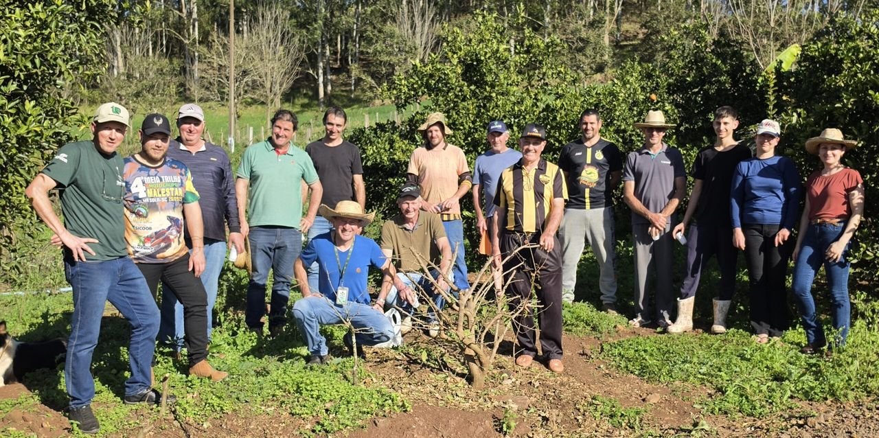 TARDE DE CAMPO REÚNE PRODUTORES E FORTALECE A FRUTICULTURA EM FLOR DO SERTÃO.