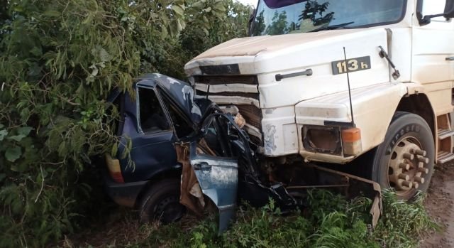 Duas pessoas morrem em grave acidente entre carreta e carro na BR-163 em São José do Cedro