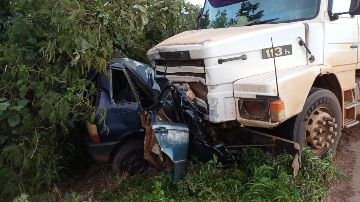 Duas pessoas morrem em colisão frontal entre carro e caminhão na BR-163 em São José do Cedro