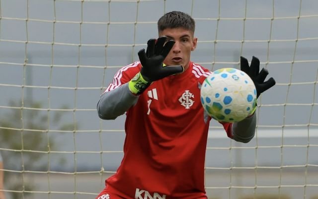 Rochet volta aos treinos e pode reforçar o Inter contra o Cruzeiro pelo Brasileirão