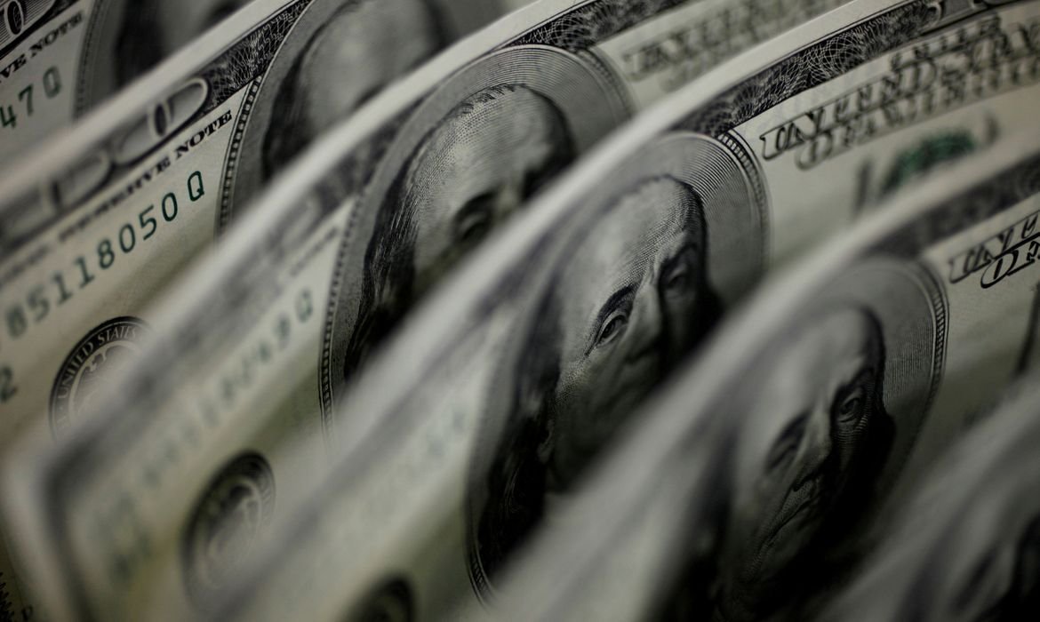 Dólar sobe para R$ 5,11, e bolsa fica estável, apesar de tensão global