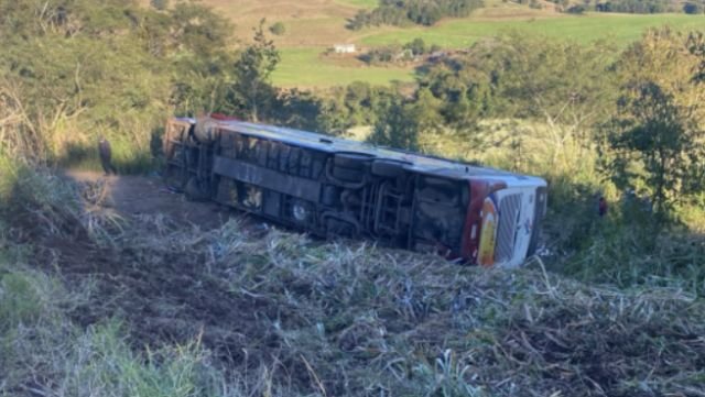 Três vítimas de acidente com ônibus paraguaio seguem internadas; mulher na UTI apresenta melhora