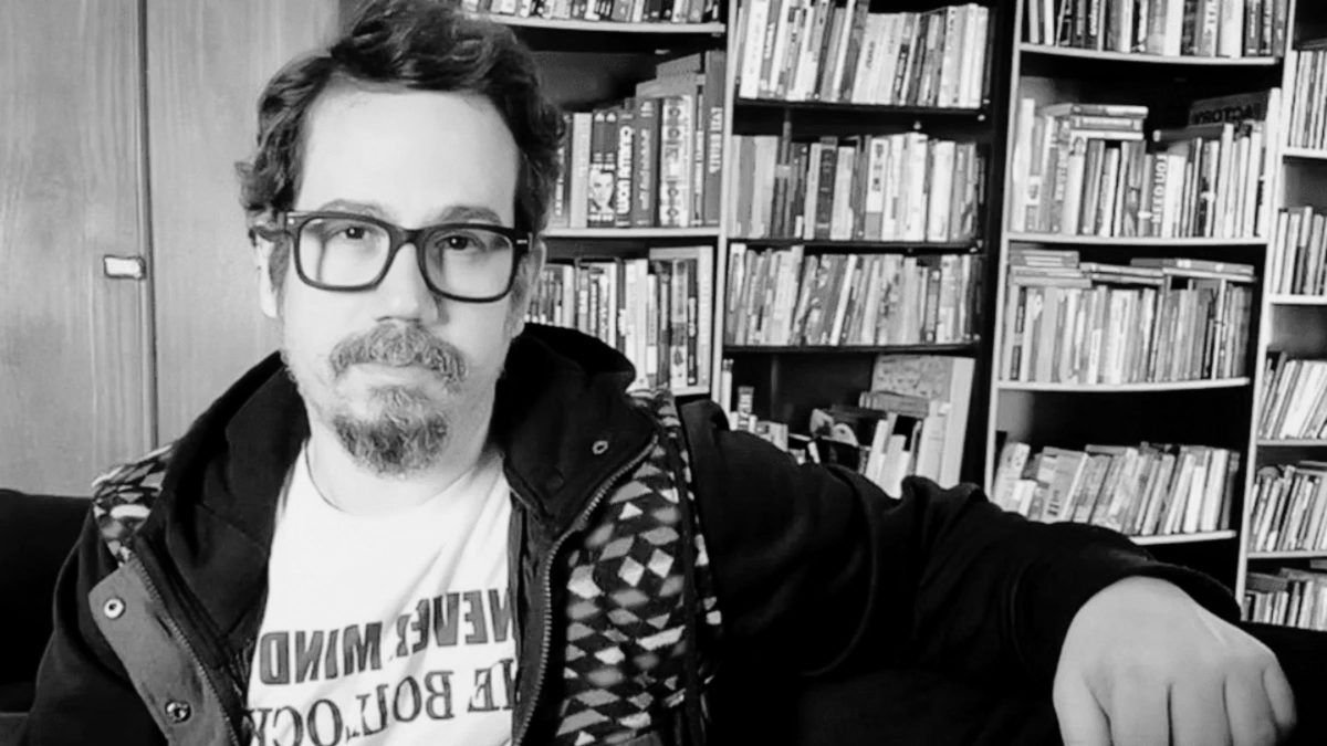 Diretor de novelas Ricardo Spencer é encontrado morto aos 49 anos em São Paulo e polícia investiga morte suspeita